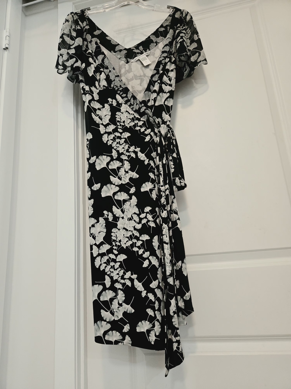 Diane Von Furstenberg SILK Black & White Floral Wrap Dress - Women Size 6